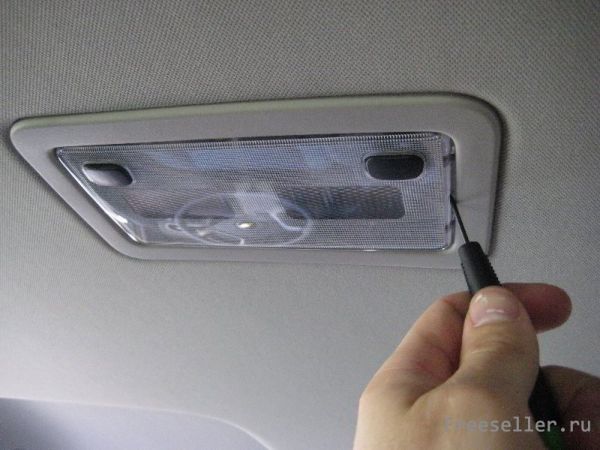 Как заменить лампочку в светильнике салона Шевроле Тахо