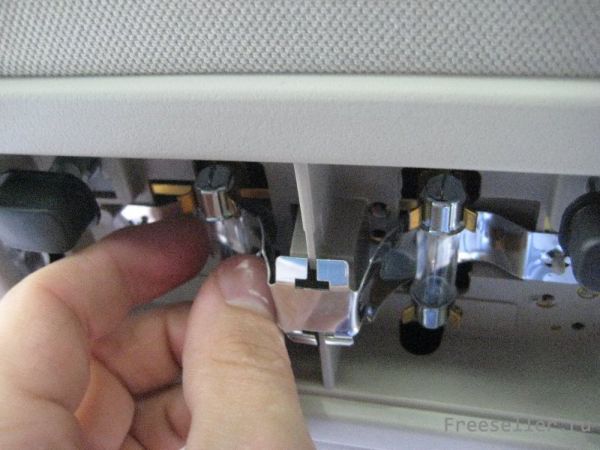 Как заменить лампочку в светильнике салона Шевроле Тахо