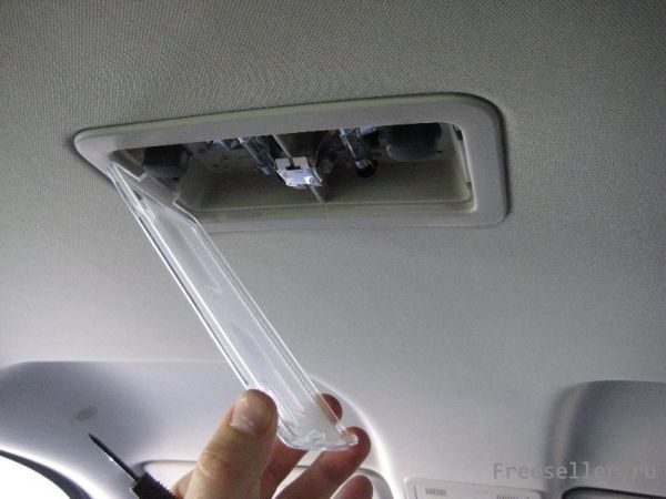 Как заменить лампочку в светильнике салона Шевроле Тахо