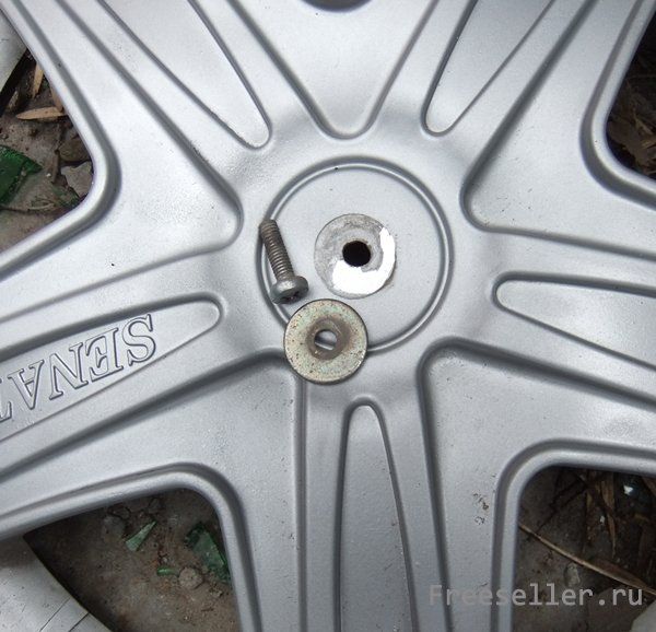 Простейшая автодоработка, позволяющая не терять колпаки колес