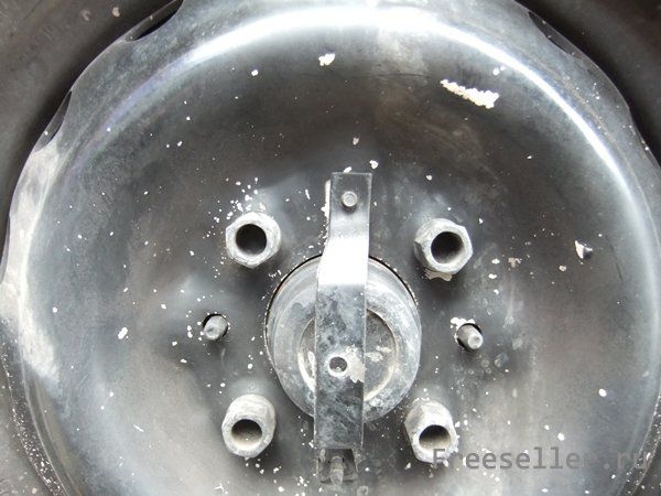 Простейшая автодоработка, позволяющая не терять колпаки колес