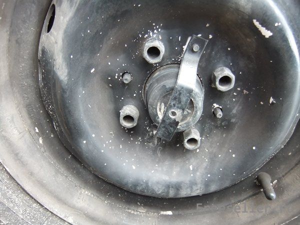 Простейшая автодоработка, позволяющая не терять колпаки колес