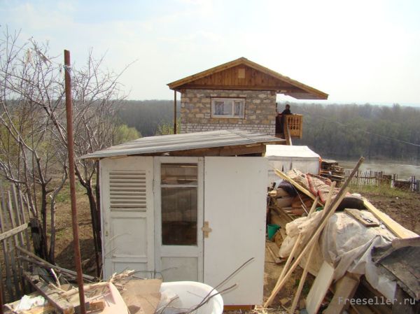 Курятник из старых дверей