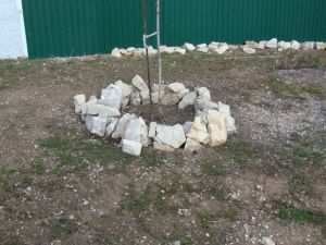 Клумба для цветов из камней