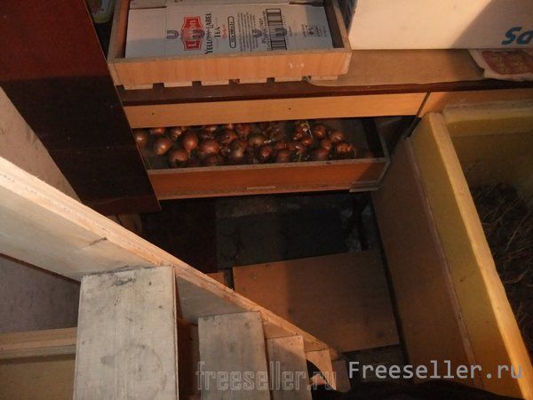 Оборудование погреба материалами от старой мебели
