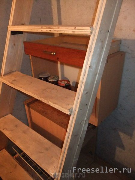 Оборудование погреба материалами от старой мебели