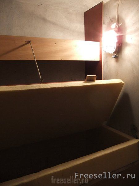 Оборудование погреба материалами от старой мебели