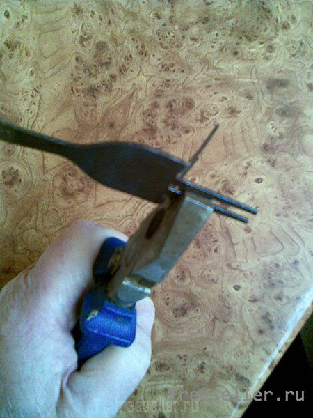 Изготовление подставки для планшета из вилки