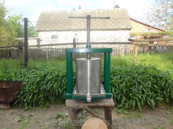 Самодельная пресс соковыжималка для фруктов.