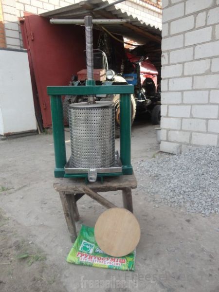 Самодельная пресс соковыжималка для фруктов.