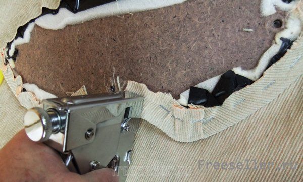 Как самостоятельно сделать перетяжку мягких стульев с заменой декоративной ткани.