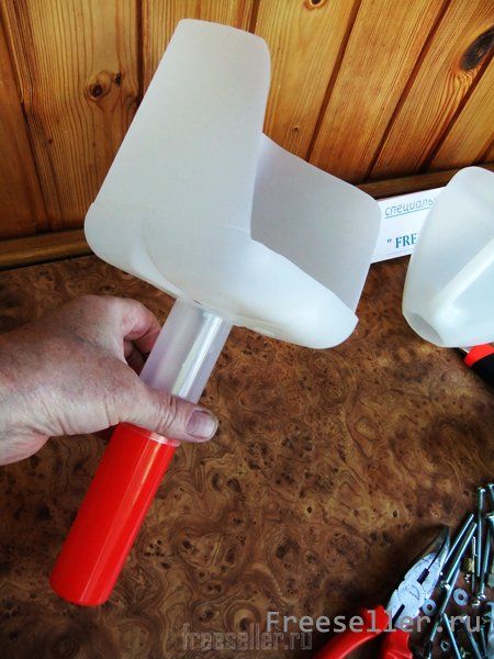 Совок из пластиковой канистры