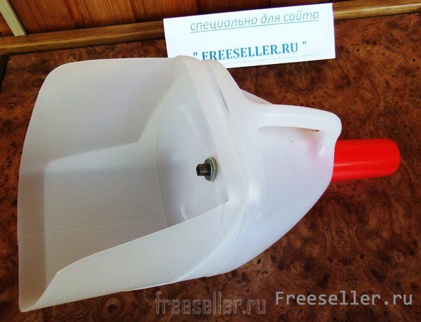 Совок из пластиковой канистры