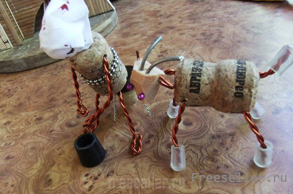 Композиция из пробок и проволоки