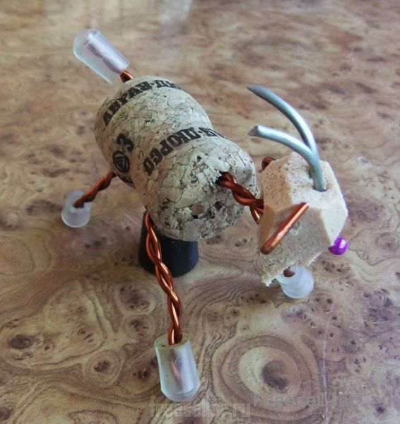 Композиция из пробок и проволоки