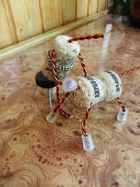 Композиция из пробок и проволоки