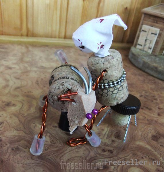 Композиция из пробок и проволоки