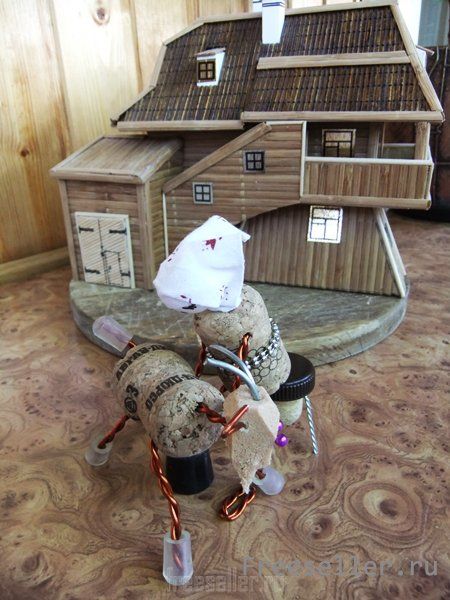 Композиция из пробок и проволоки