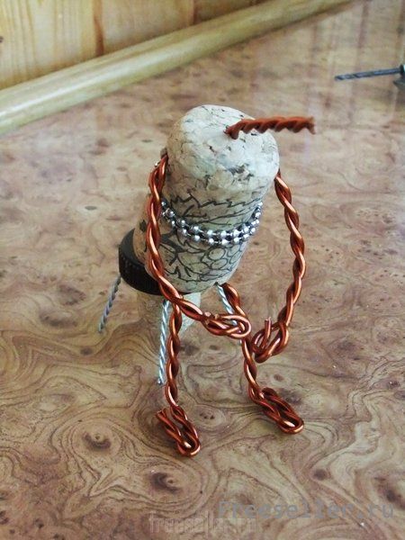 Композиция из пробок и проволоки