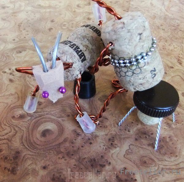 Композиция из пробок и проволоки