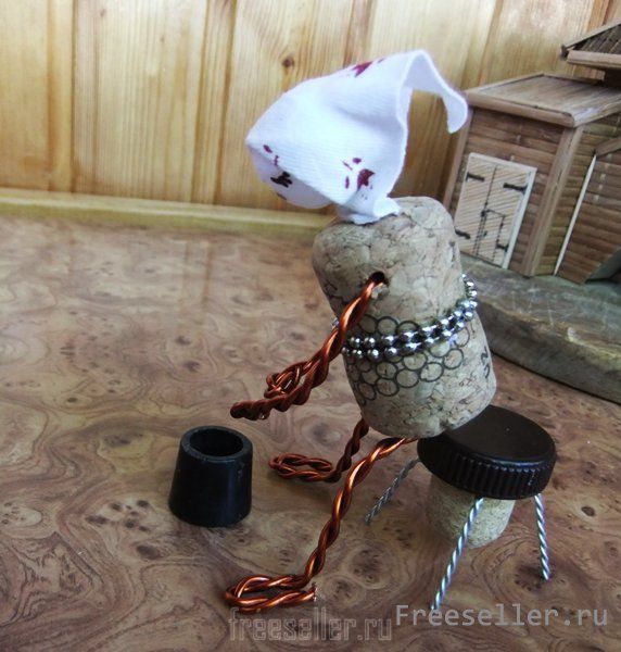 Композиция из пробок и проволоки