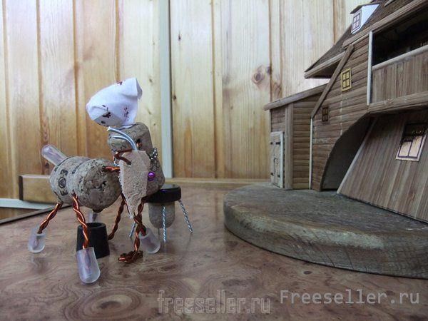 Композиция из пробок и проволоки