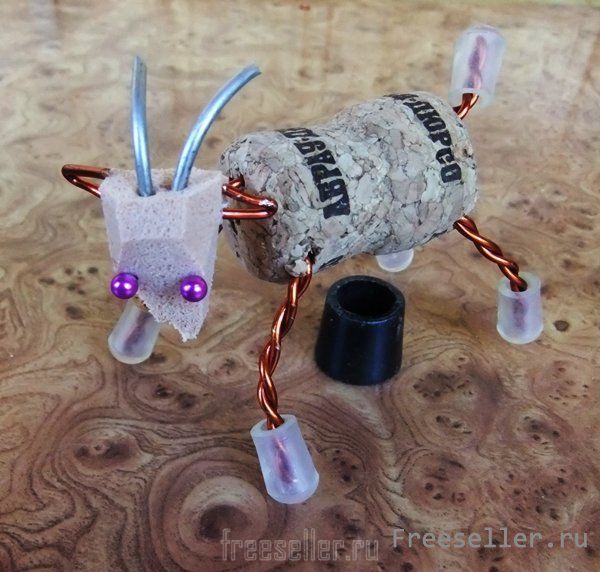 Композиция из пробок и проволоки