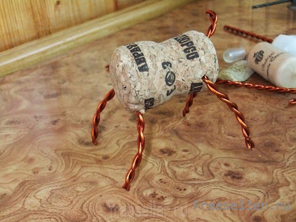 Композиция из пробок и проволоки