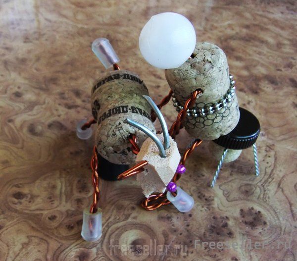 Композиция из пробок и проволоки