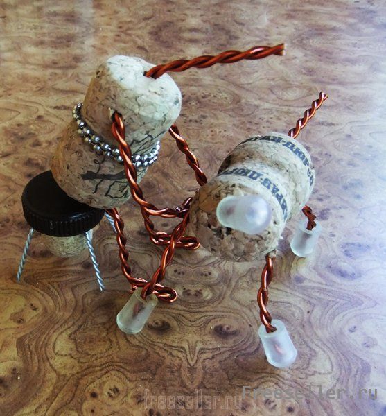 Композиция из пробок и проволоки