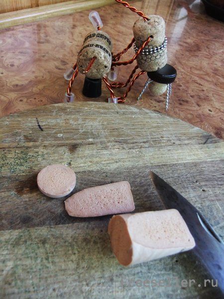 Композиция из пробок и проволоки