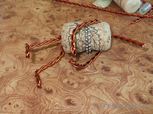 Композиция из пробок и проволоки