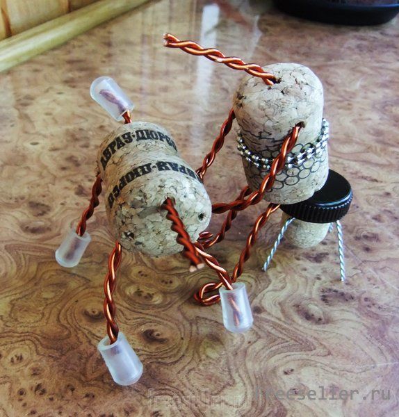 Композиция из пробок и проволоки