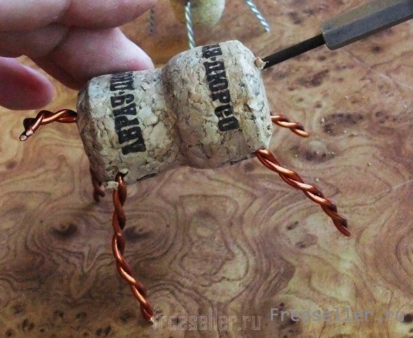 Композиция из пробок и проволоки