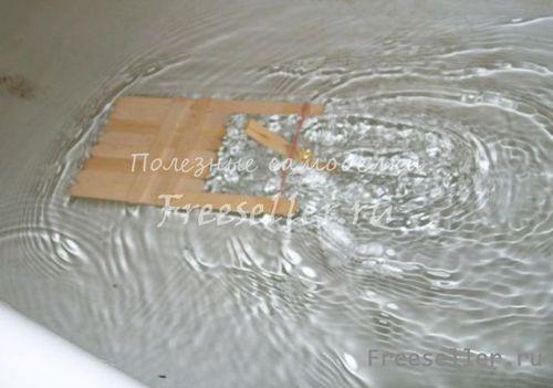 Игрушечный плот с мотором из палочек от мороженого