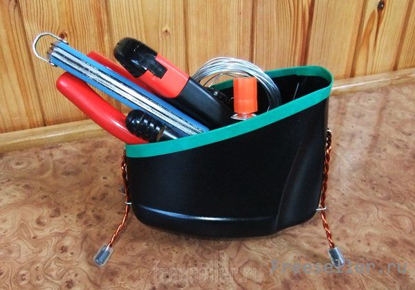 Органайзер из пластиковой канистры от моющего средства.