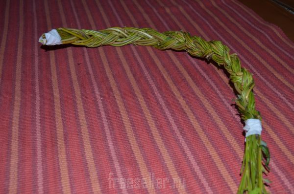 Процесс изготовления качелей для попугая