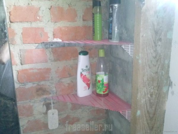 Самодельная полочка для летнего душа