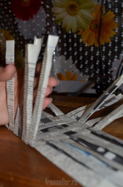 Плетение корзины из газеты