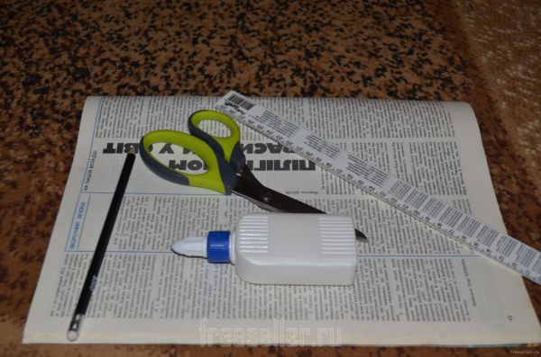 Процесс плетения корзины из газеты