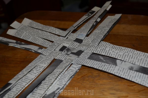 Процесс плетения корзины из газеты