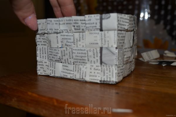 Плетение корзины из газеты