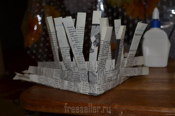 Плетение корзины из газеты