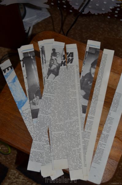 Процесс плетения корзины из газеты