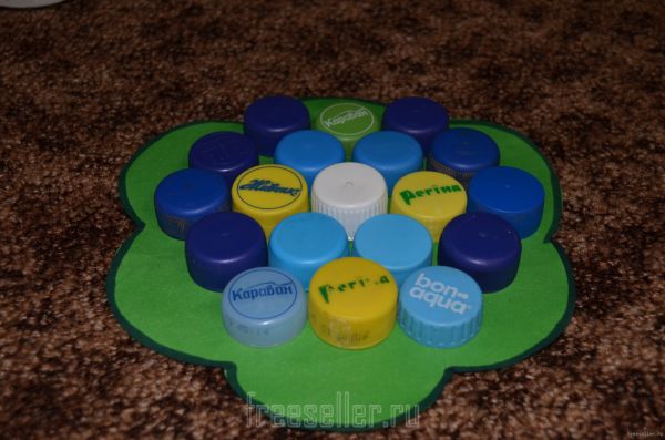 Подставка под горячее из крышек от бутылок