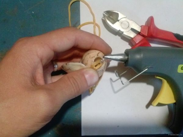 Процесс изготовления свистка из ракушки