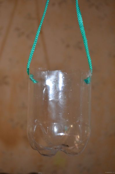 Процесс изготовления ловушки для ос из пластиковой бутылки