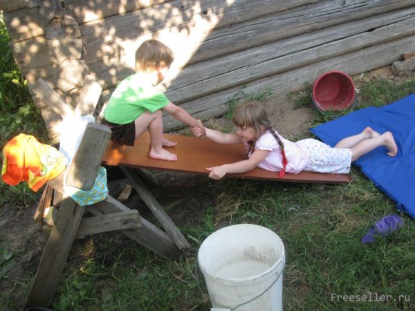 Детская горка из подручных средств