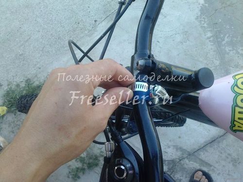 Как закрепить обычный фонарик на велосипед