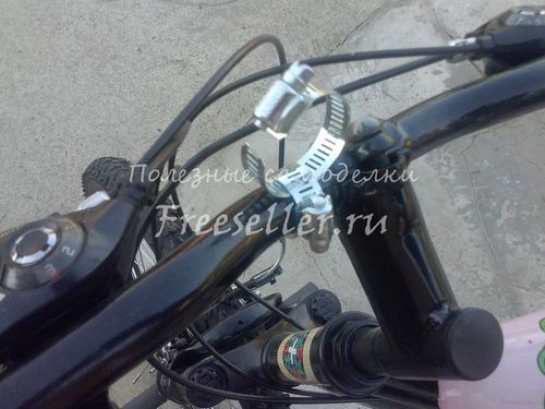 Как закрепить обычный фонарик на велосипед